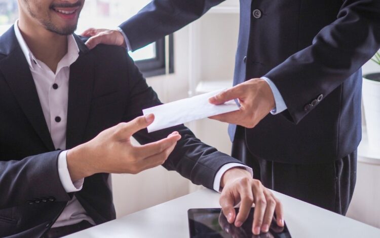 işe iade davası, işe iade şartları, haksız fesih, geçersiz fesih, 4 kodu ile işten çıkarma işe iade, işe başlatmama tazminatı, işe iade kazananların hakları, işe iade dava açma süresi, işe iade arabuluculuk